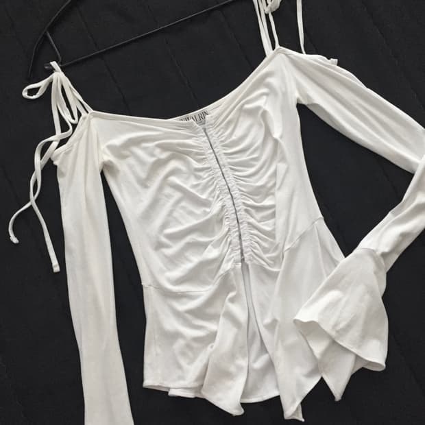 뉴얼린 Tinkerbell off-shoulder hook Blouse