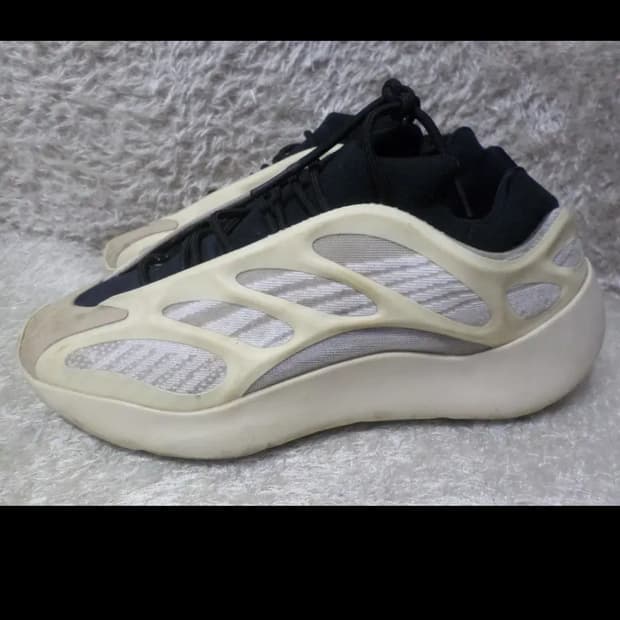 아디다스 이지부스트 700 아자엘 