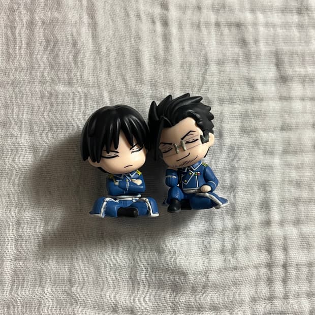 가챠) 강철의 연금술사 로이 머스탱 휴즈 어깨쿵 꾸벅 가챠 2종 세트