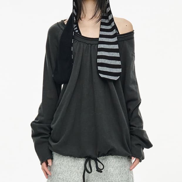 세릭 라운드 햄 스트링 탑 차콜 오프숄더 라운드 긴팔 티셔츠