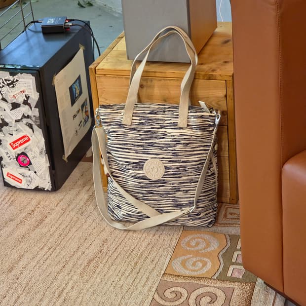 키플링 스트라이프 숄더 토트백