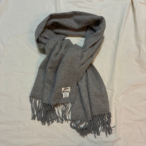 아크네 스튜디오 그레이 머플러
