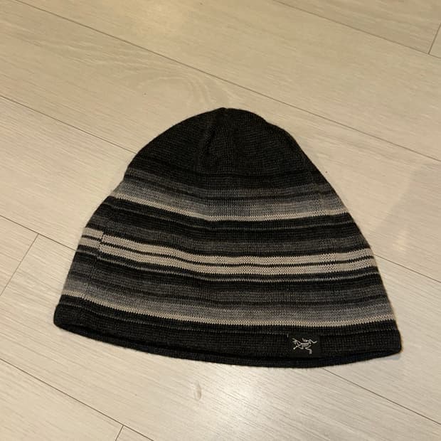 아크테릭스 스트라이프 비니