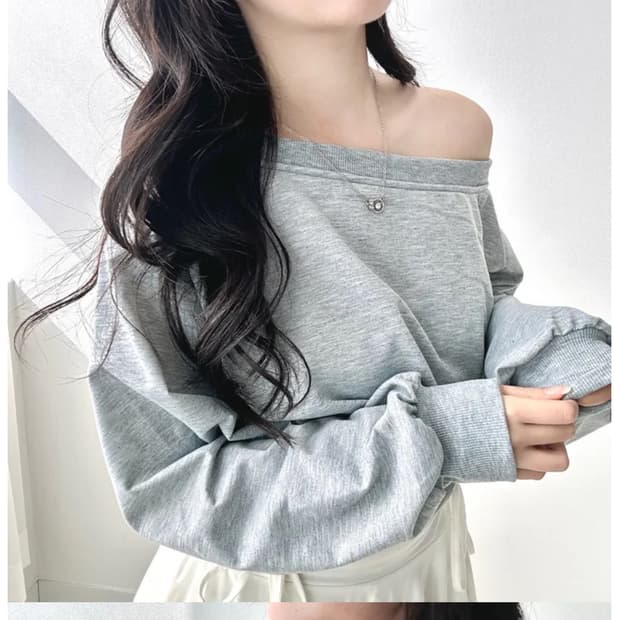 오프숄더 맨투맨