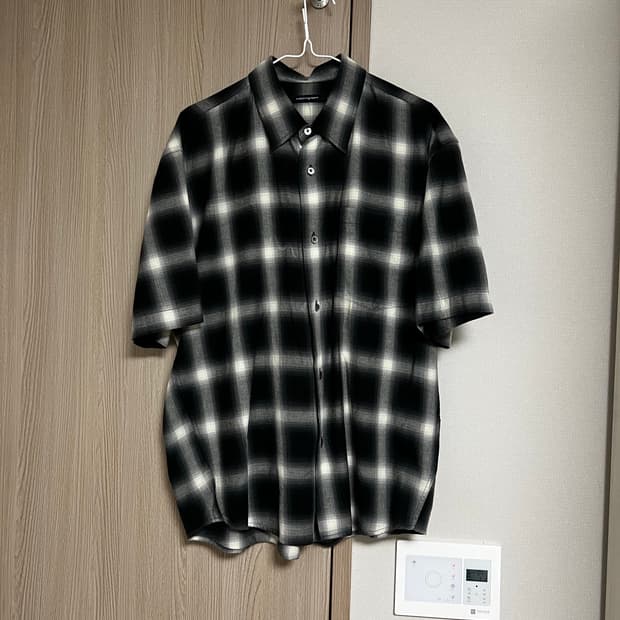 [2] 해칭룸 하프 셔츠 옴브레 차콜