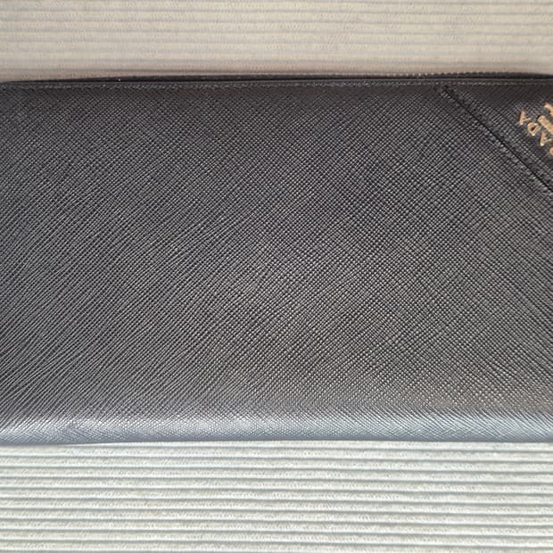 프라다 사피아노 메탈 장지갑 BALTICO