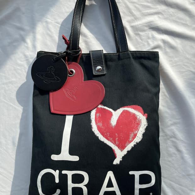 비비안 웨스트우드 하트 오브 로고 가죽 참 스트랩 I♡CRAP 토트 백