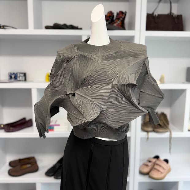 아방가르드 플리츠 탑