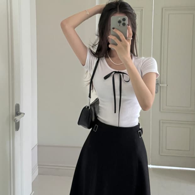 리본 화이트 반팔 티셔츠