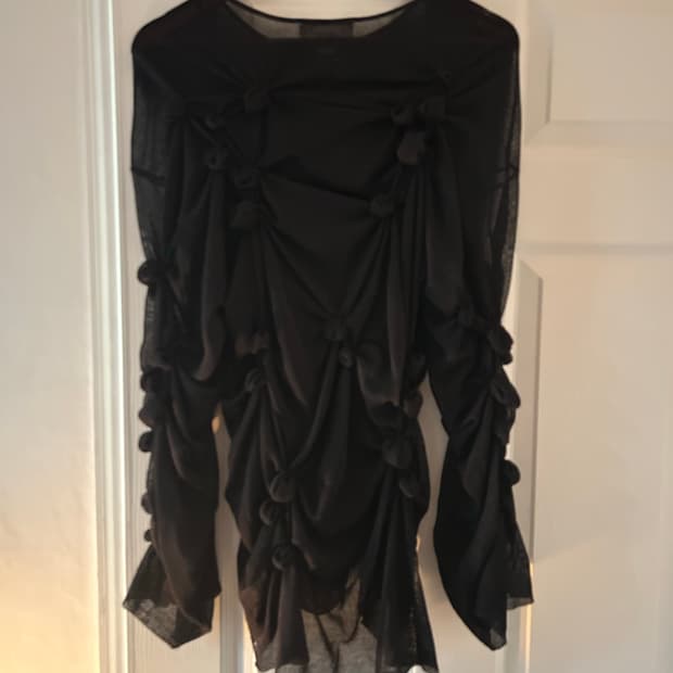 블랙 색상의 매듭 셔링 롱슬리브 시스루 스웨터 S