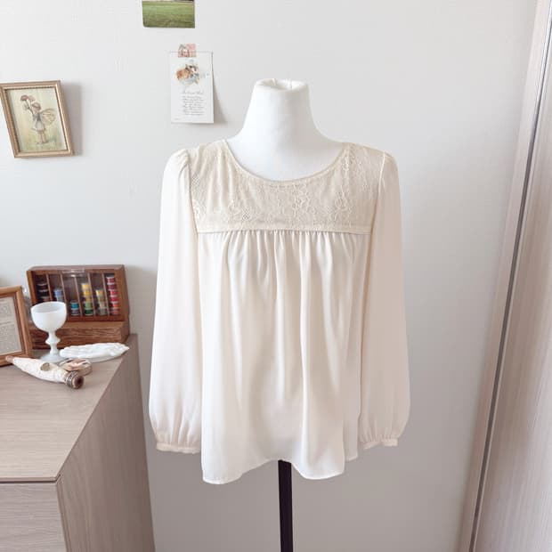 크림 레이스 블라우스