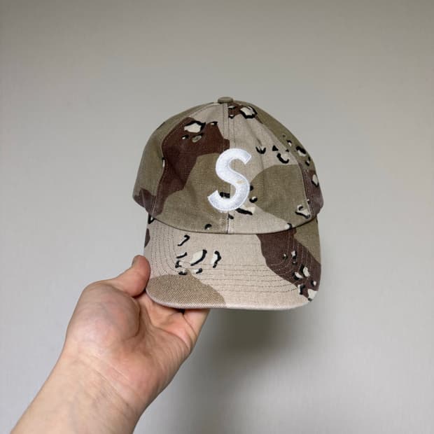 슈프림 피그먼트S로고 6-패널 초콜릿 칩 카모 24FW