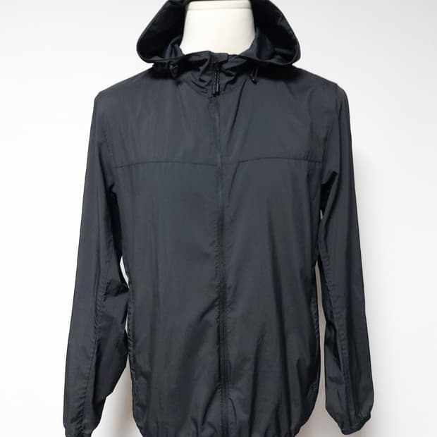 유니클로 초경량 부드러운 남성 바람막이 (XL)