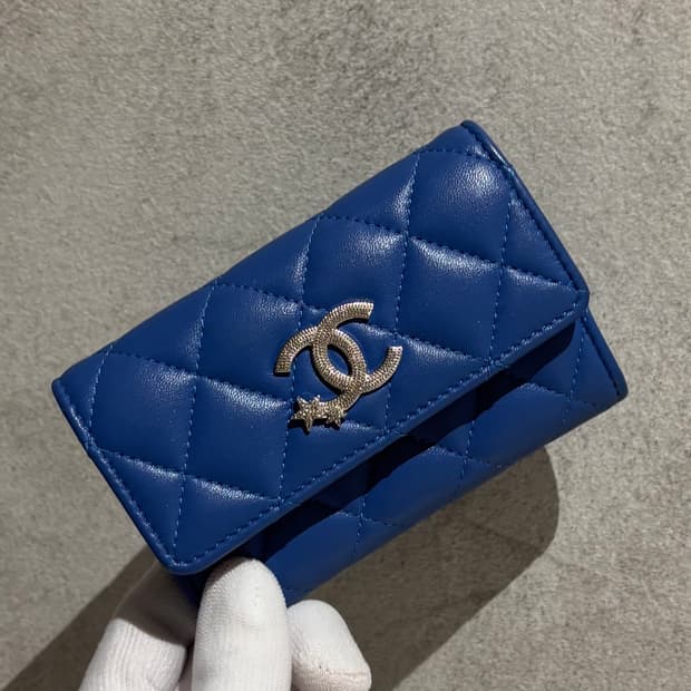 A+ OS사이즈 샤넬 CC로고 시즌 캐비어 플랩 카드지갑 블루 (내장칩)