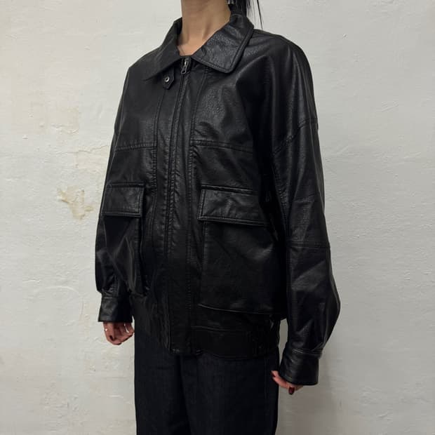 프릭스스토어 블랙컬러 스냅 칼라 집업 비건 레더 자켓