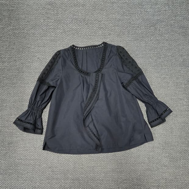 한섬 타임 TIME 블랙 레이스 펀칭 블라우스