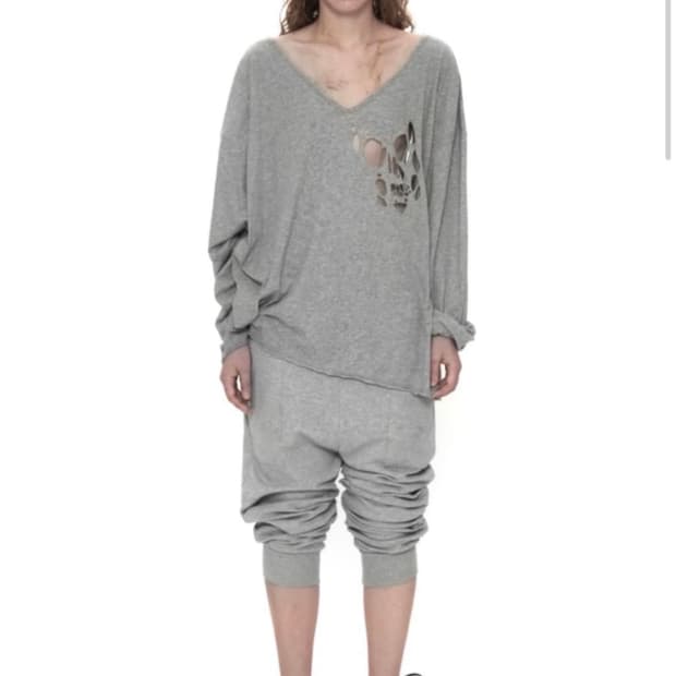 604서비스 브이넥 티 스컬 컷아웃 인 그레이 티셔츠