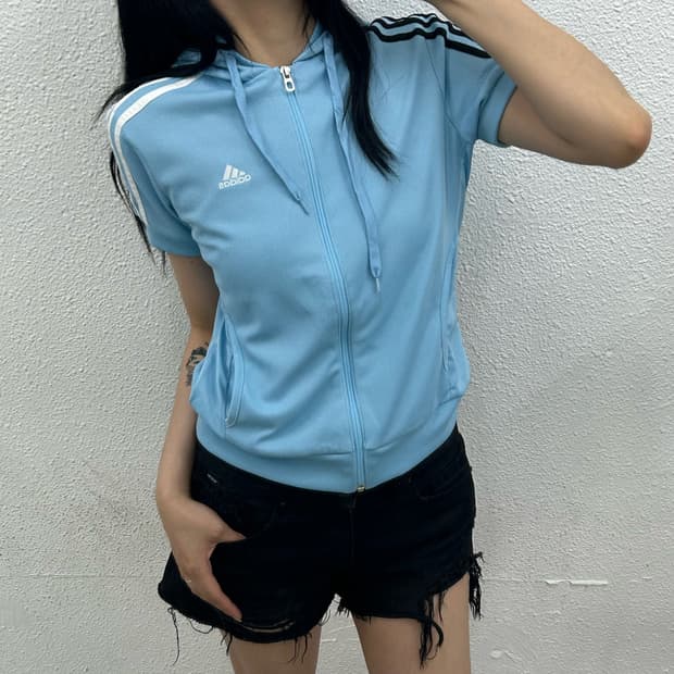 아디다스 에센셜 시나모롤맛 반팔 후드집업 S