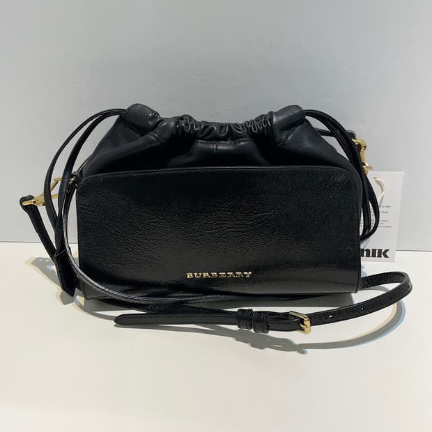 버버리 리톨 크러시 드로스트링 크로스백 A1530