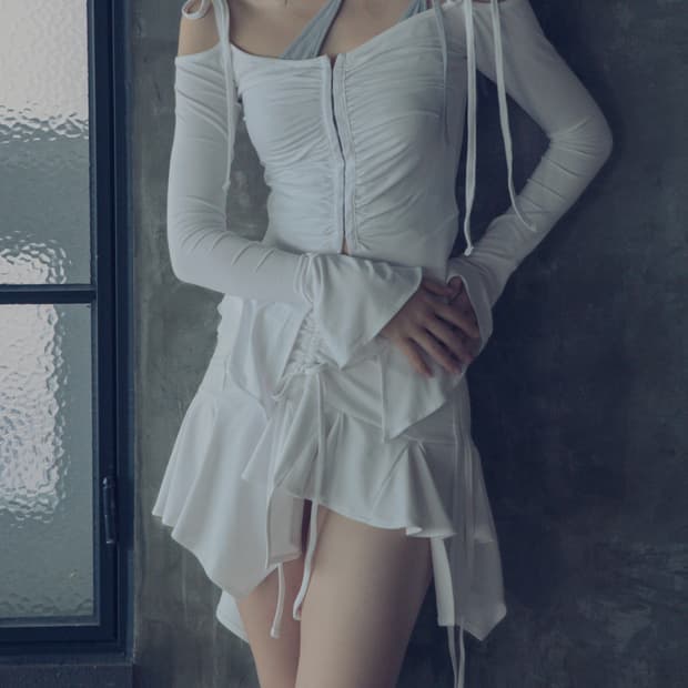 뉴얼린 Tinkerbell off-shoulder hook Blouse