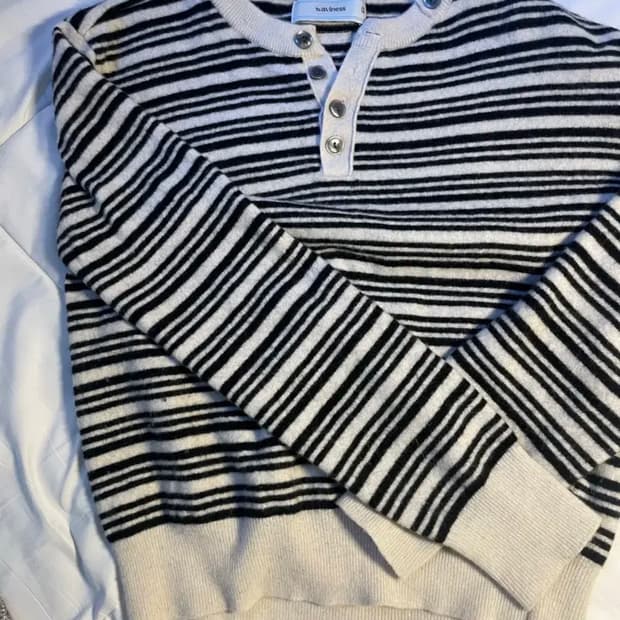 웨이비니스 헨리넥 스트라이프 니트 