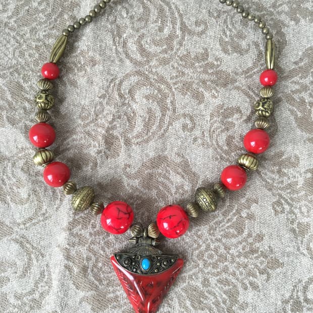 beads pendent necklace