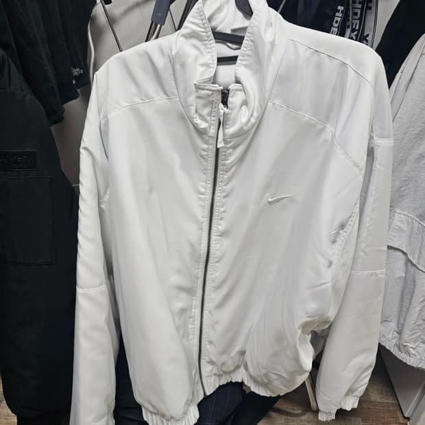 나이키 흰색 경량패딩 XL 아예 새상품