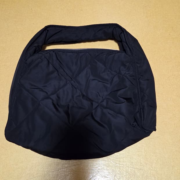 COS 코스 퀼티드 숄더백 블랙