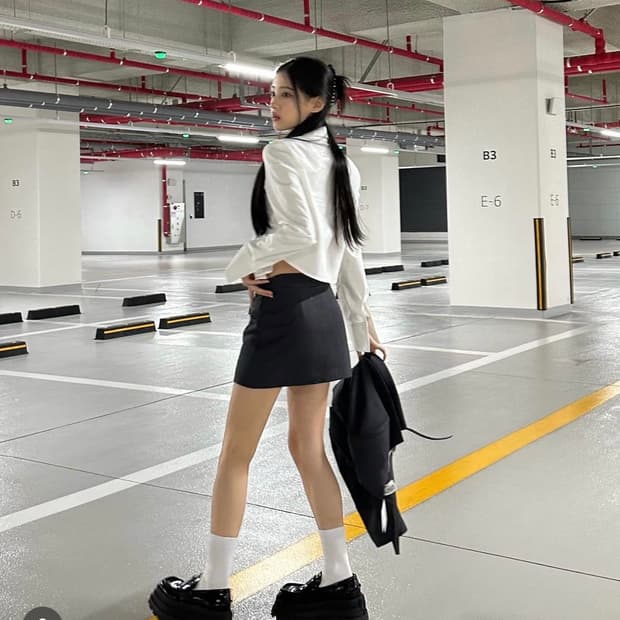 새상품 카키포인트 후크 미니 스커트 블랙