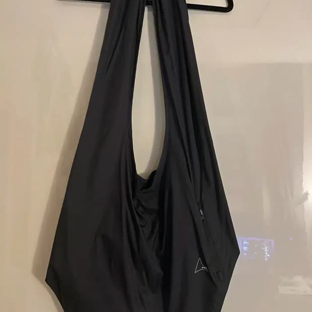 Roa 패커블 나일론 크로스백 블랙