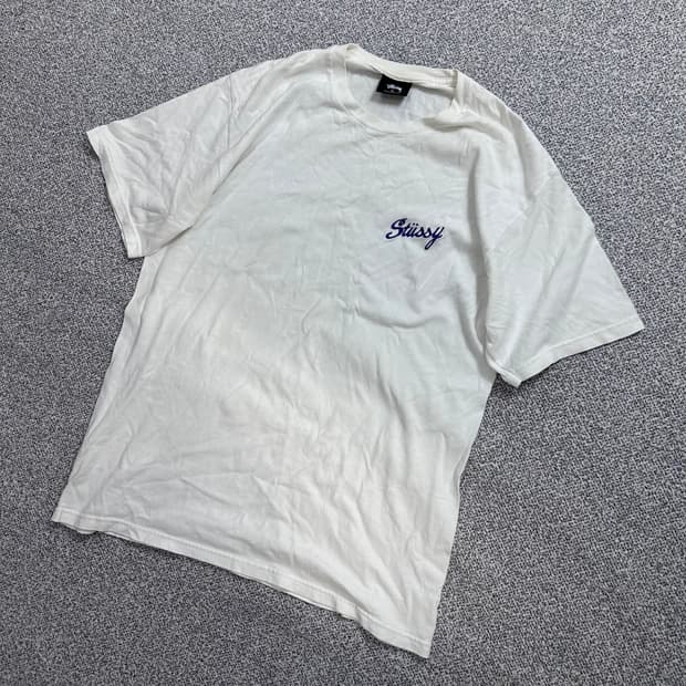 스투시(Stussy) 자수 로고 반팔 티셔츠