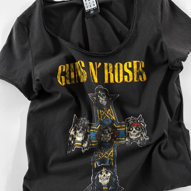 AMPLIFIED 건즈 앤 로지스 티셔츠