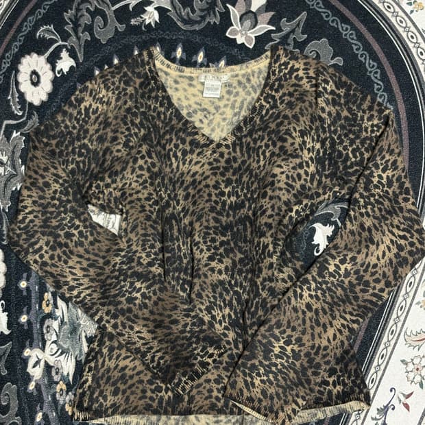 아케호무 빈티지 캐시미어 호피 브이넥 니트