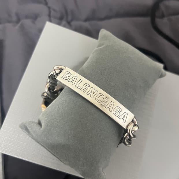 발렌시아가 팔찌