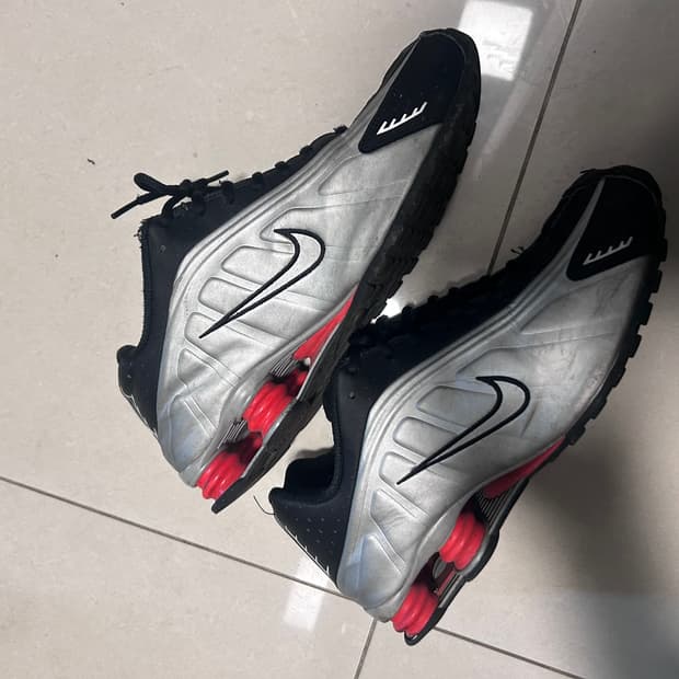 나이키 샥스R4 메탈릭실버레드285