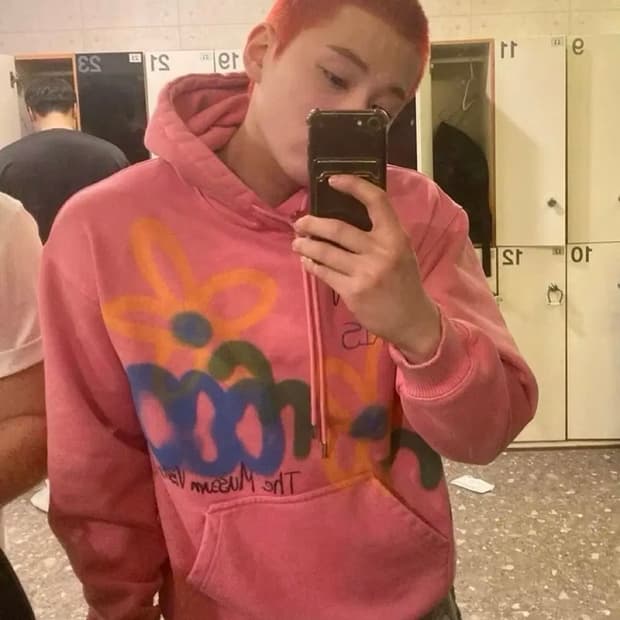 더뮤지엄비지터 핸드 스프레이 후드티 핑크