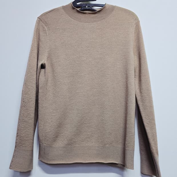 SJSJ 베이지색 모크넥 니트 스웨터