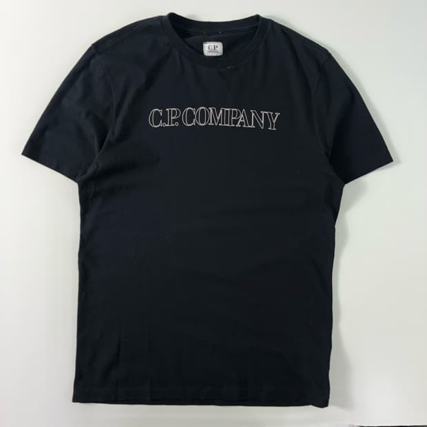 C.P company  씨피컴퍼니 스펠아웃 로고 블랙 반팔티