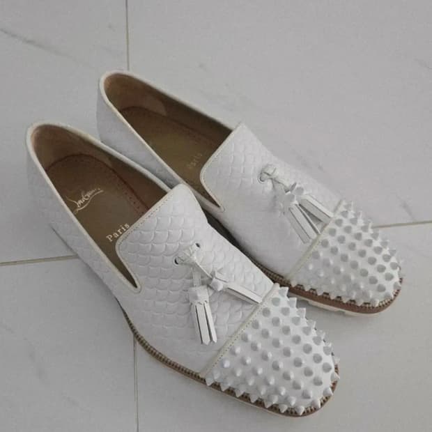 크리스찬 루부탱 화이트 스터드 테슬로퍼 팝니다