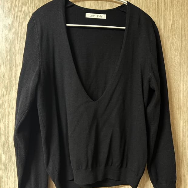 로우타이드 딥 브이넥 니트 