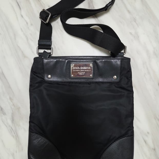 돌체앤가바나 가죽디테일 빅 플레이트 크로스백