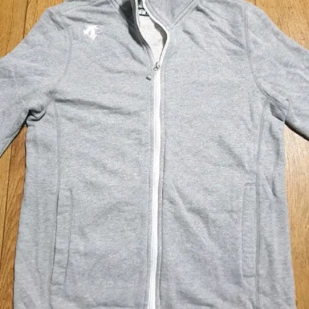 데상트 운동복 집업 95 사이즈입니다