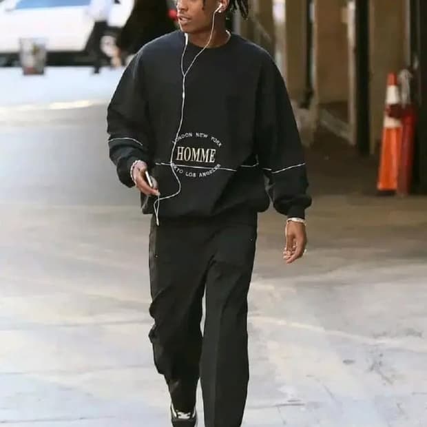 (정품, 정가품 문의 사절) 발렌시아가 옴므 맨투맨  가단 64cm