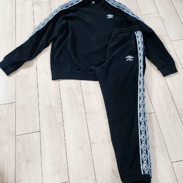 엄브로 검정색 트레이닝복 세트