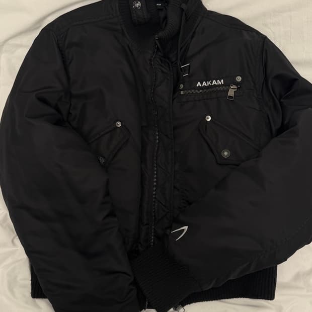 아캄 High-Neck Bomber Jacket (Black)