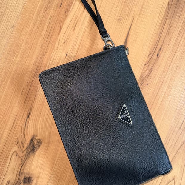 프라다 블랙 사피아노 레더 파우치