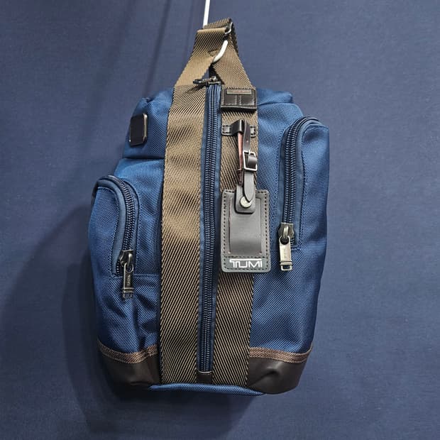 투미 다크블루 남성 메신저백 