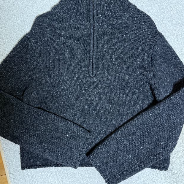 아모멘토 반집업 니트