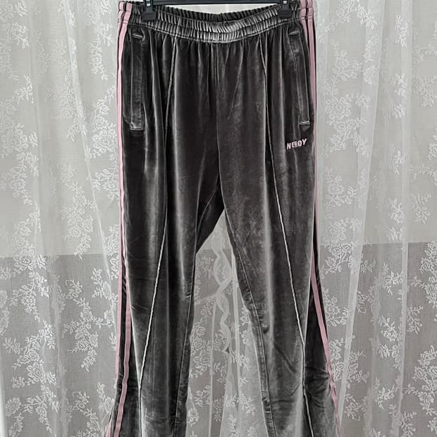 L) 널디 벨벳 트랙팬츠 차콜 핑크