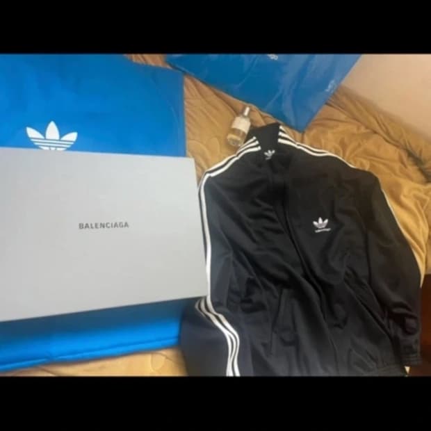 아디다스 발렌시아가 콜라보 트랙자켓 199만